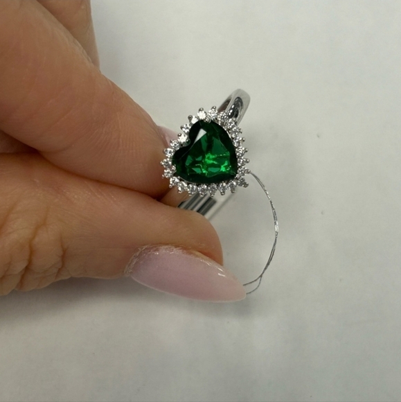 🔹️Suzy Levian🔹️ Sterling Silver Heart-shaped Green Cubic Zirconia Ring Size 7 - Picture 7 of 8